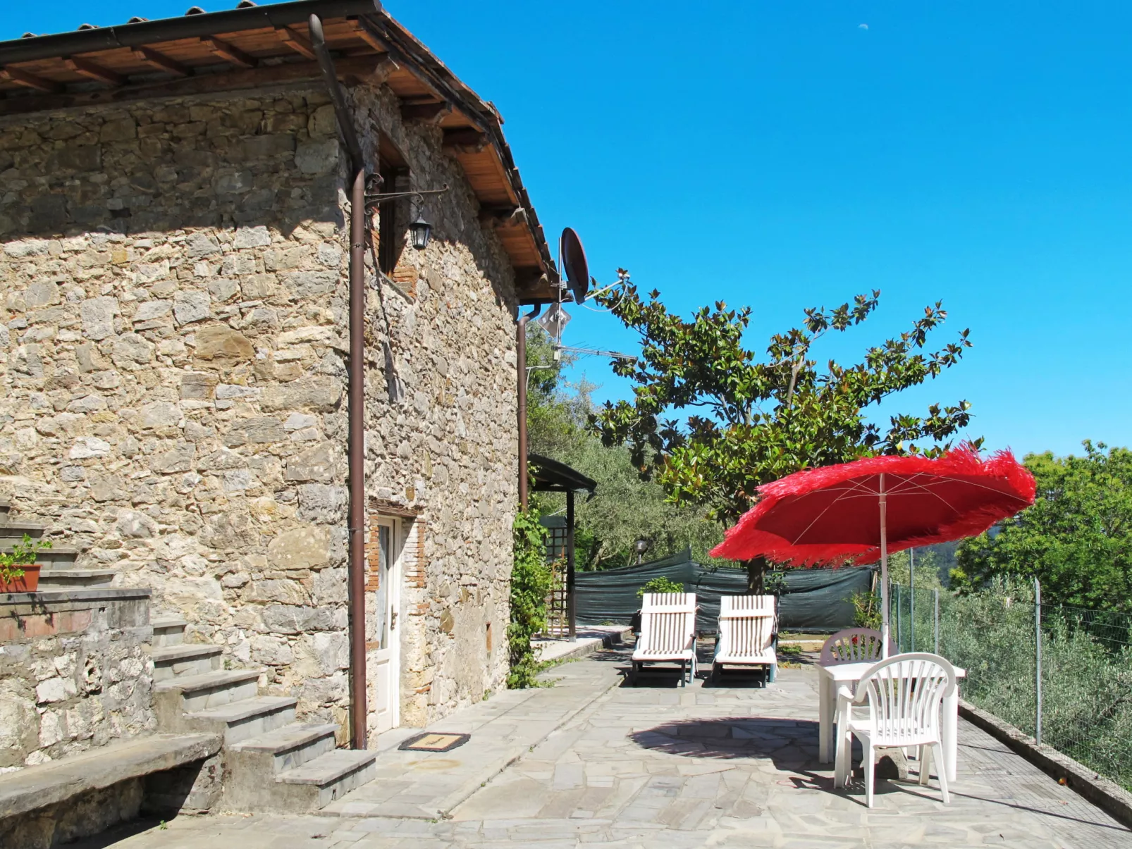Castagneto-Outside