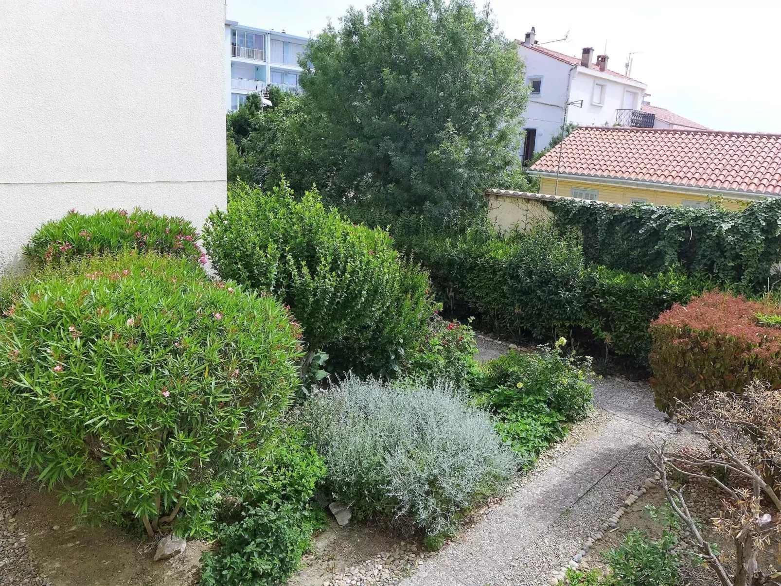 Les Amandiers-Outside