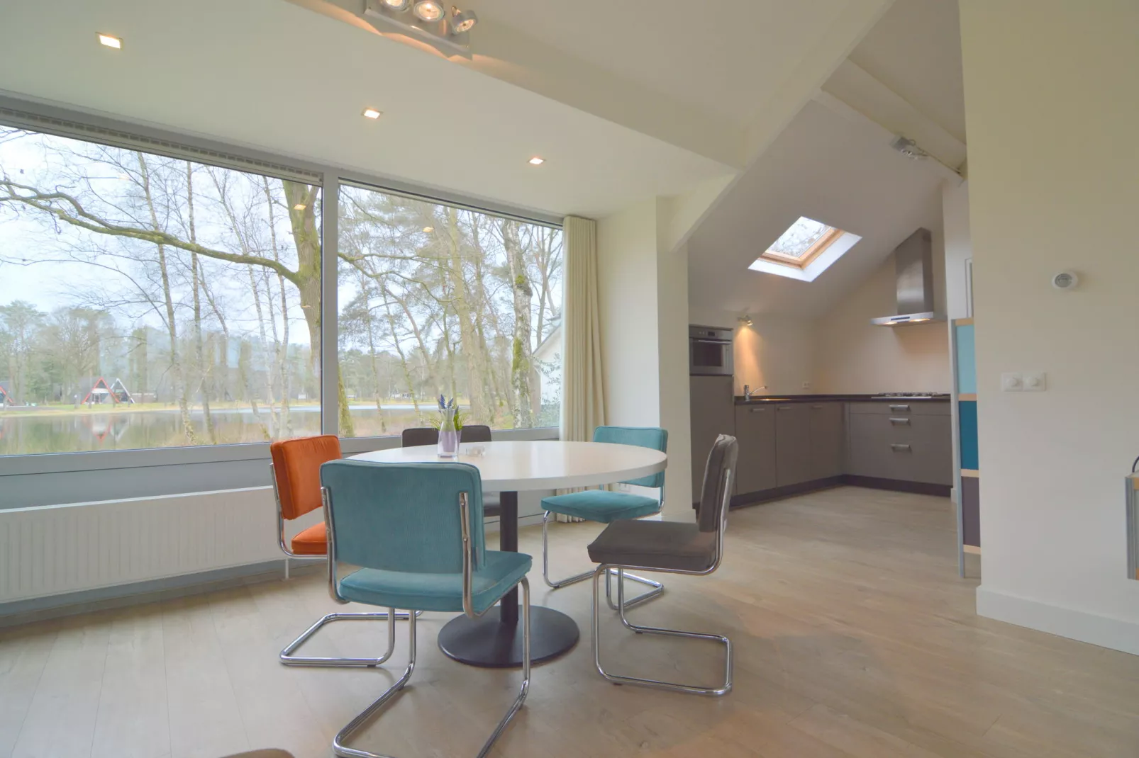 Bungalow 4-Dining room