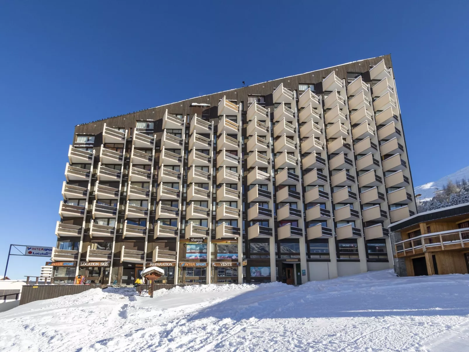 808 Grande Masse-Outside