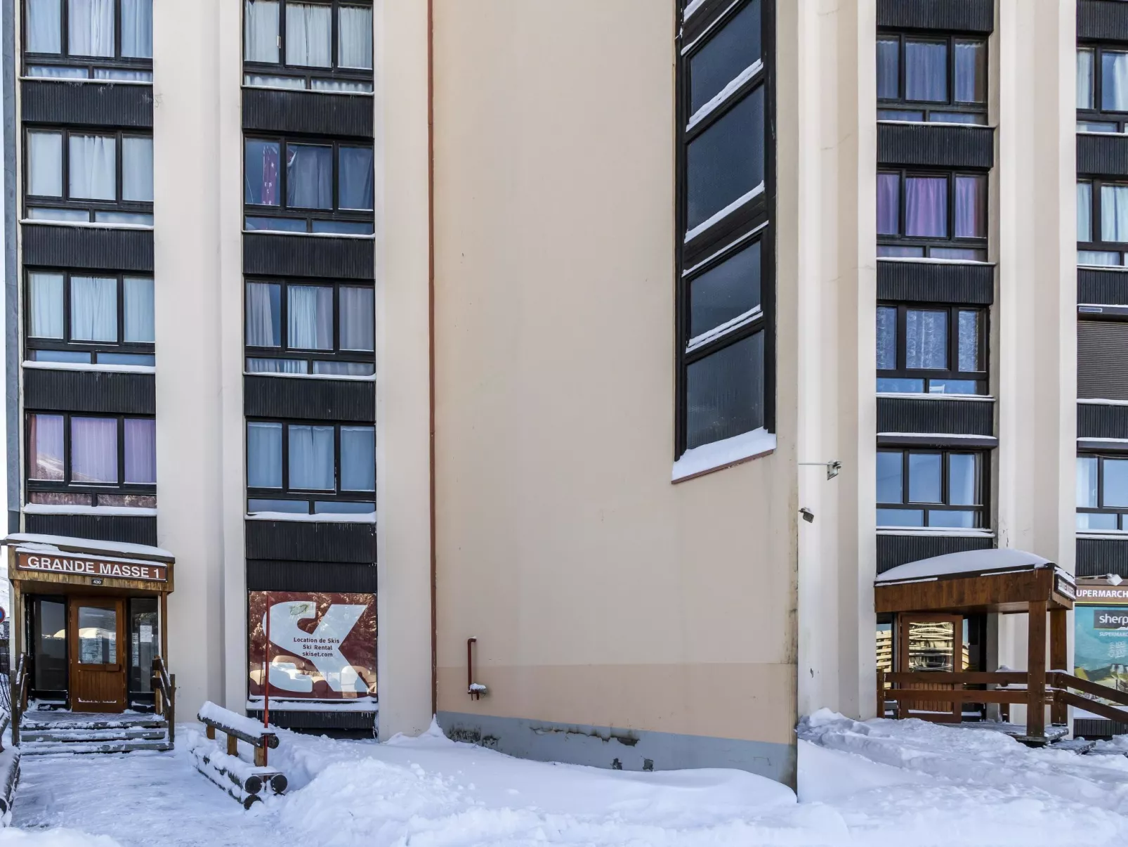 808 Grande Masse-Outside