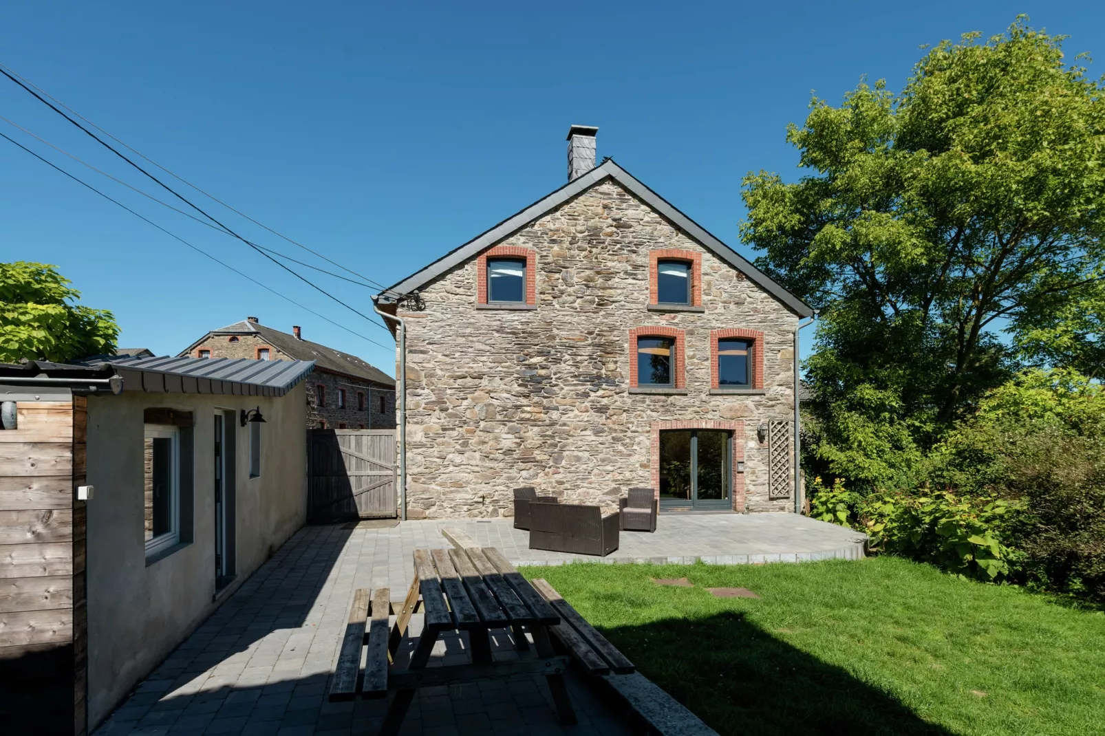Le Relais Enchanteur-Exterior summer