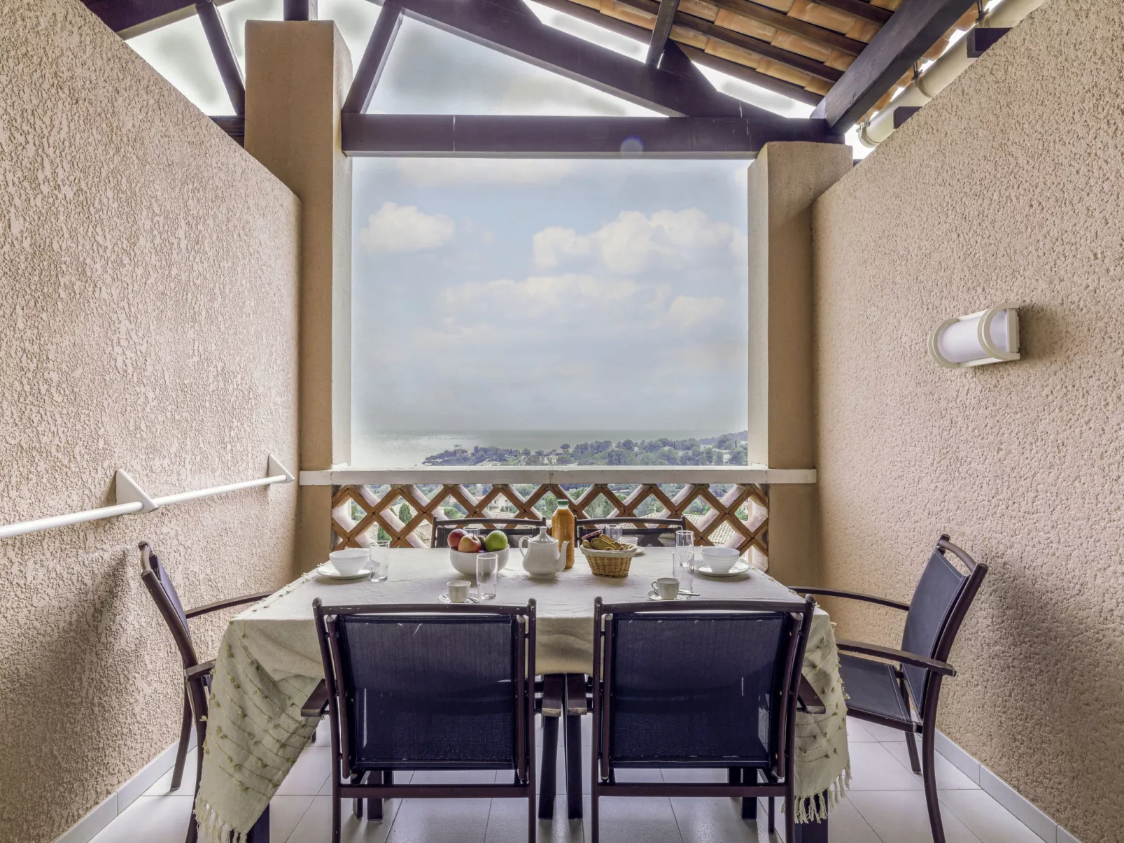 L'Esquinade (P3 213)-Draußen