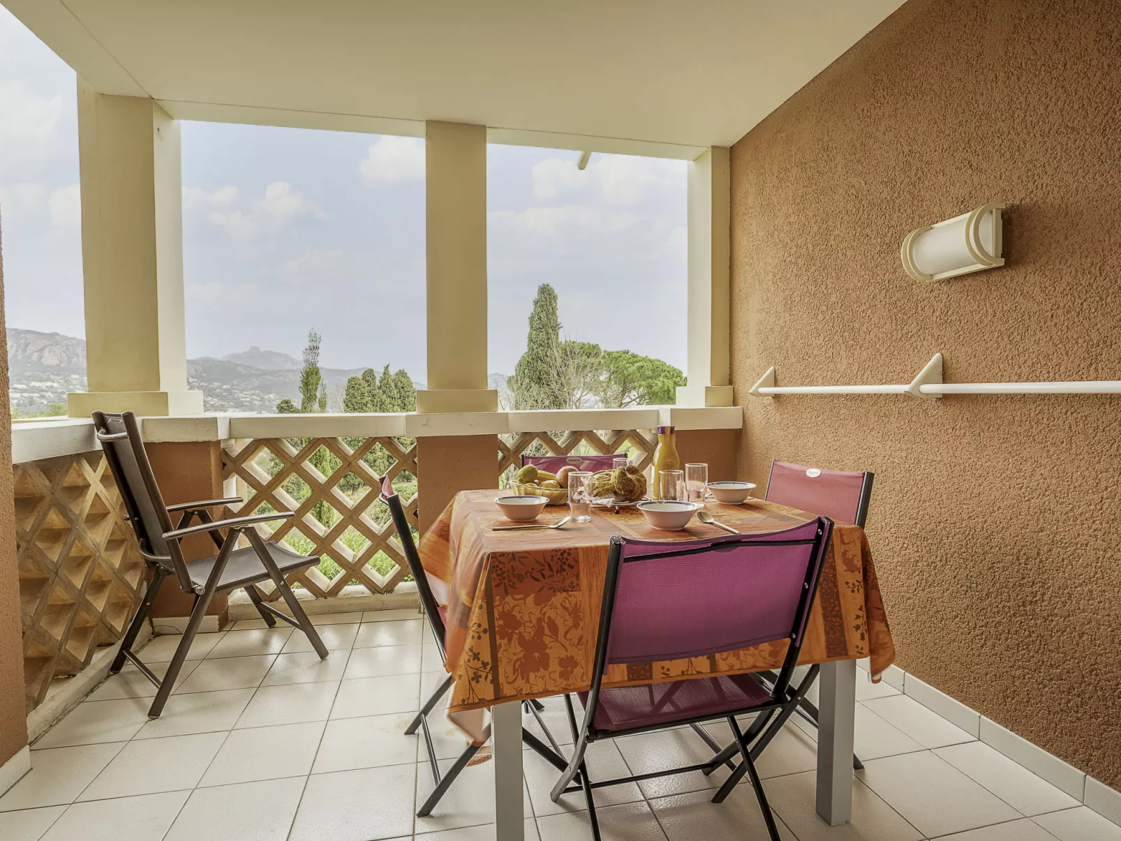 L'Esquinade (G1 103)-Draußen