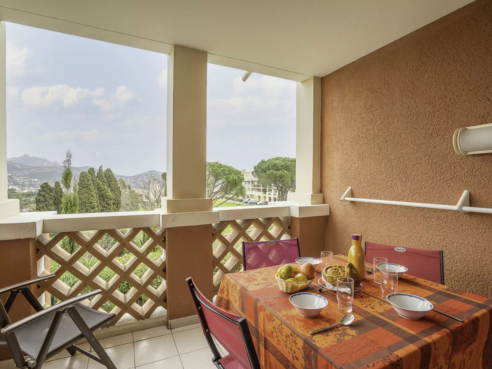 L'Esquinade (G1 103)-Draußen