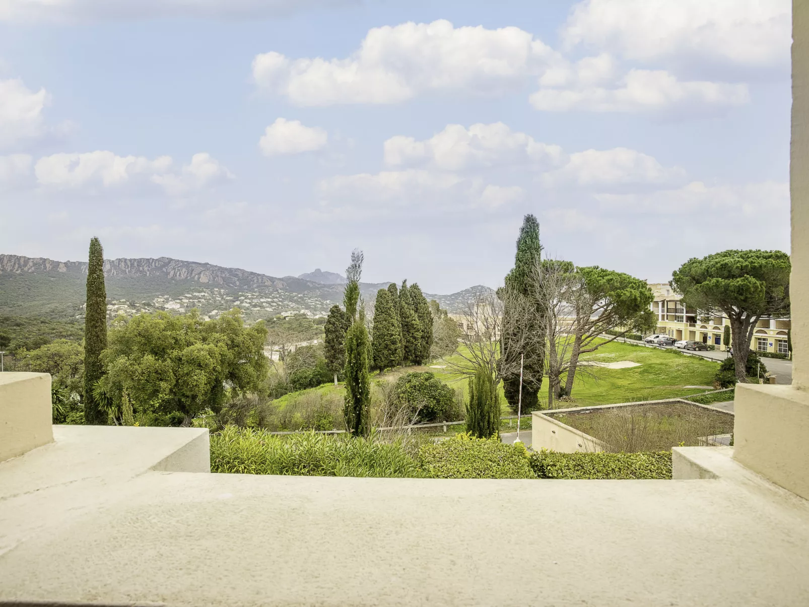 L'Esquinade (G1 103)-Draußen