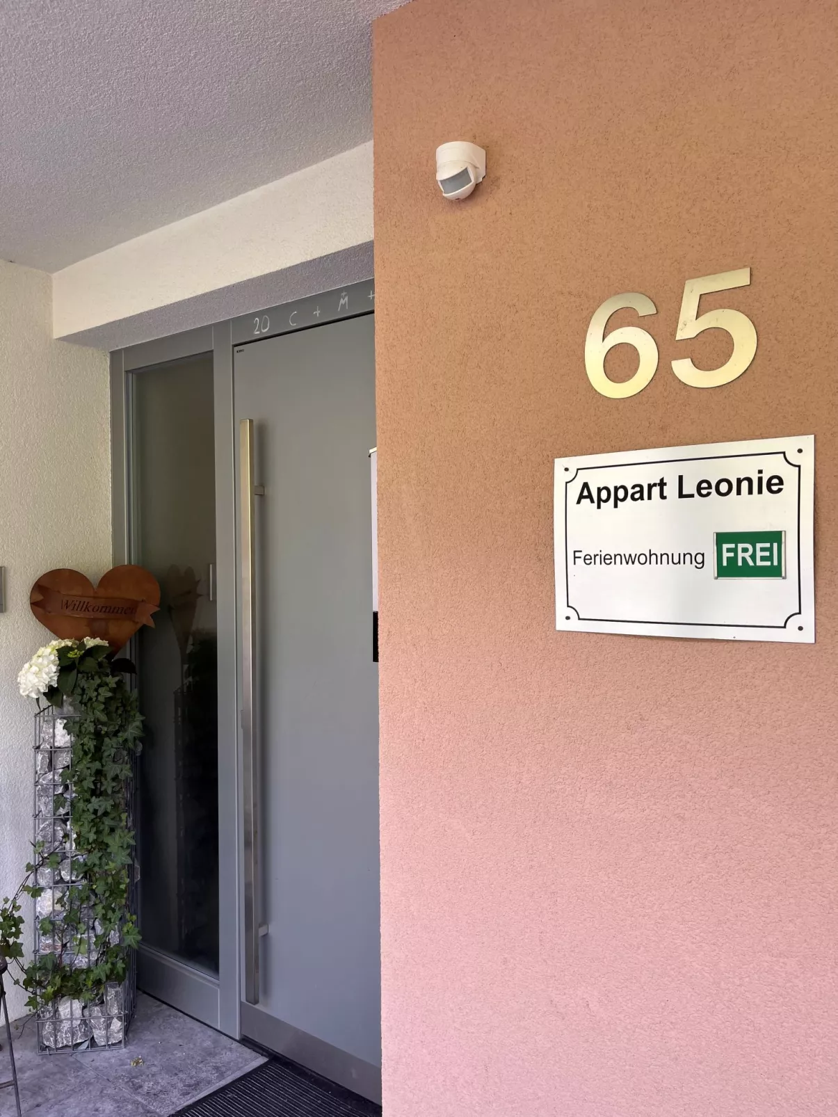 Leonie-Outside