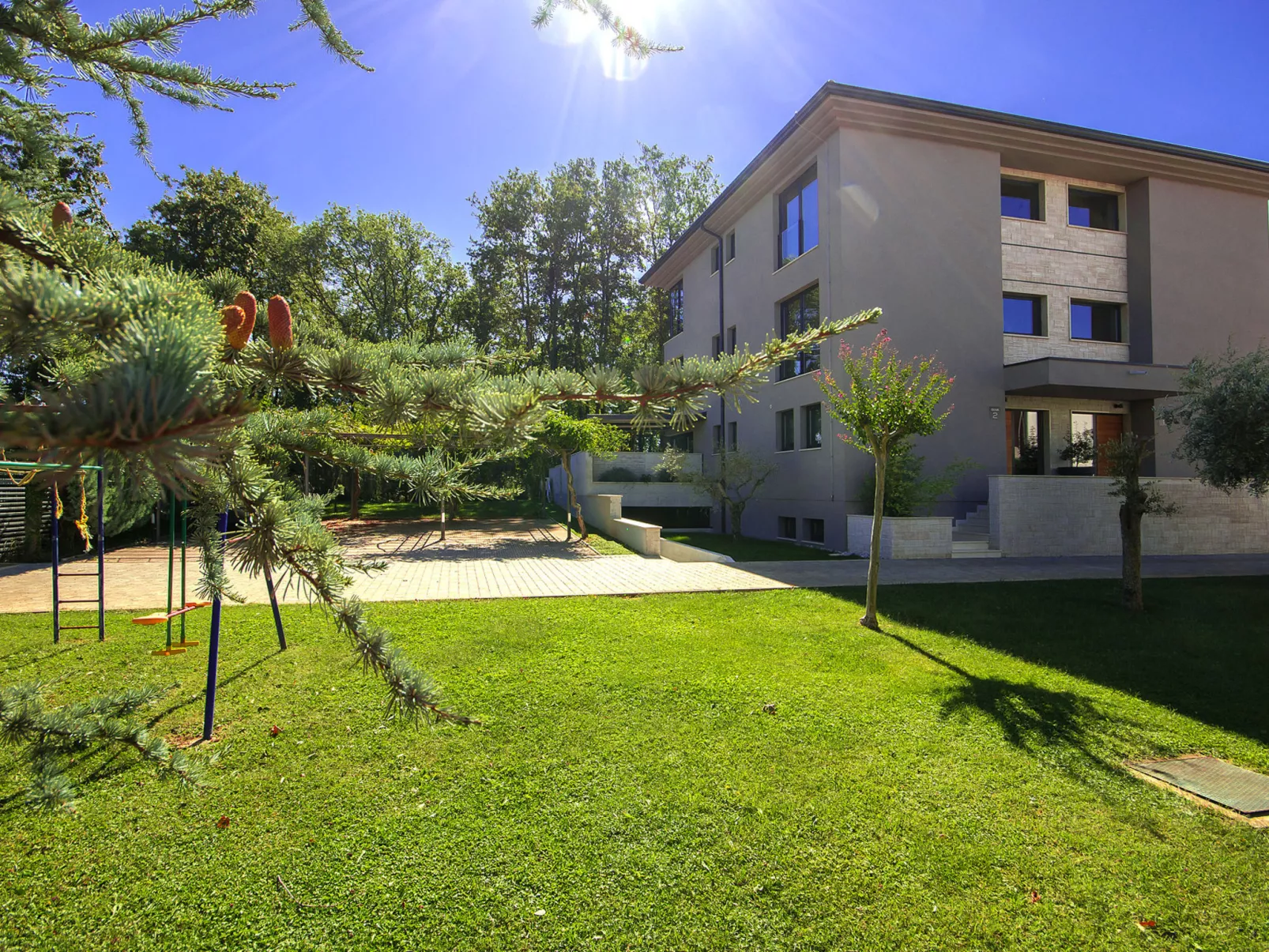 Oliva 1-Outside