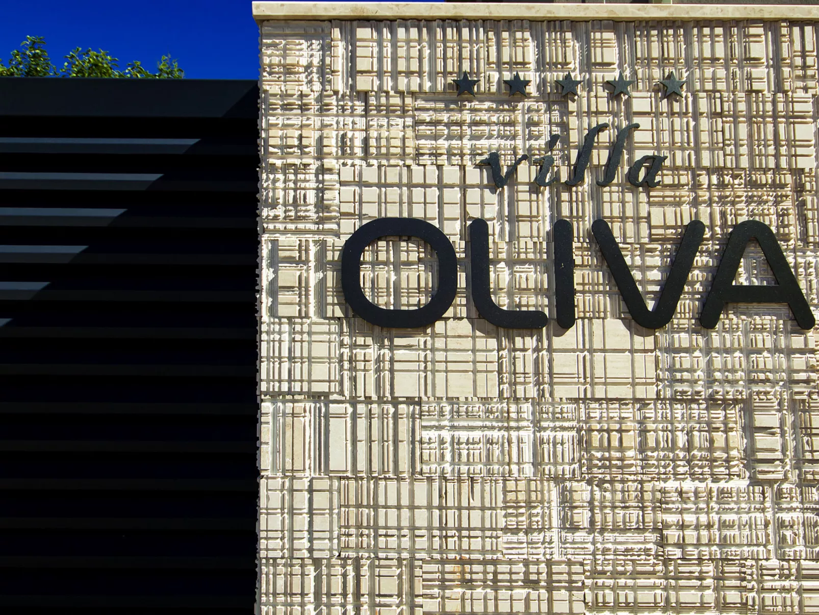 Oliva 2-Outside