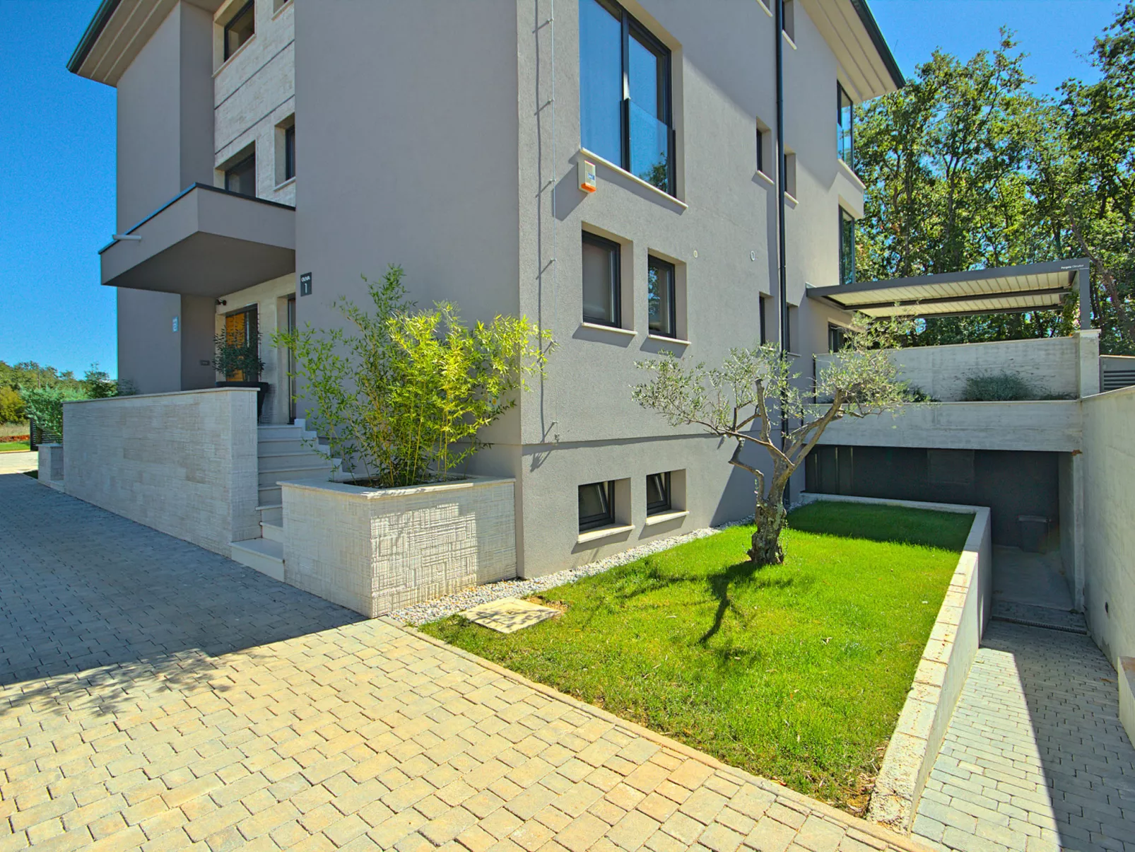 Oliva 2-Outside