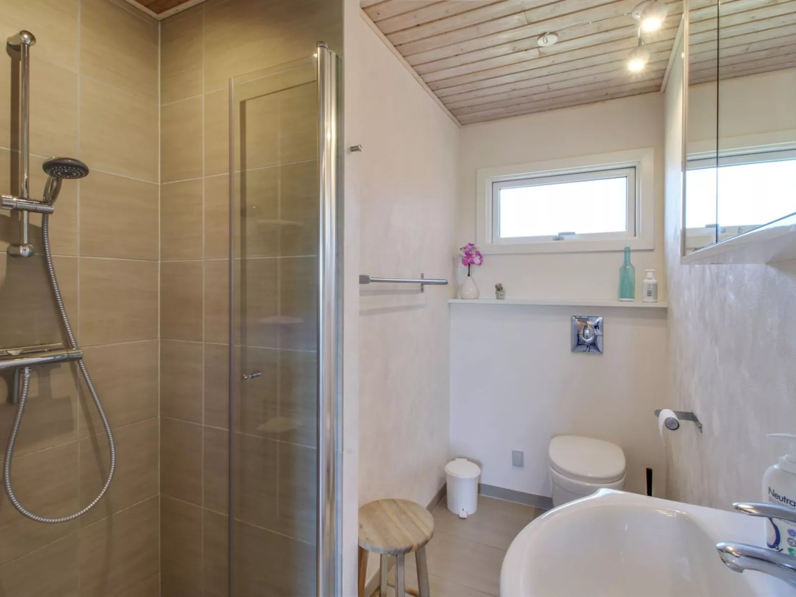 "Yanne" - 400m from the sea-Inside