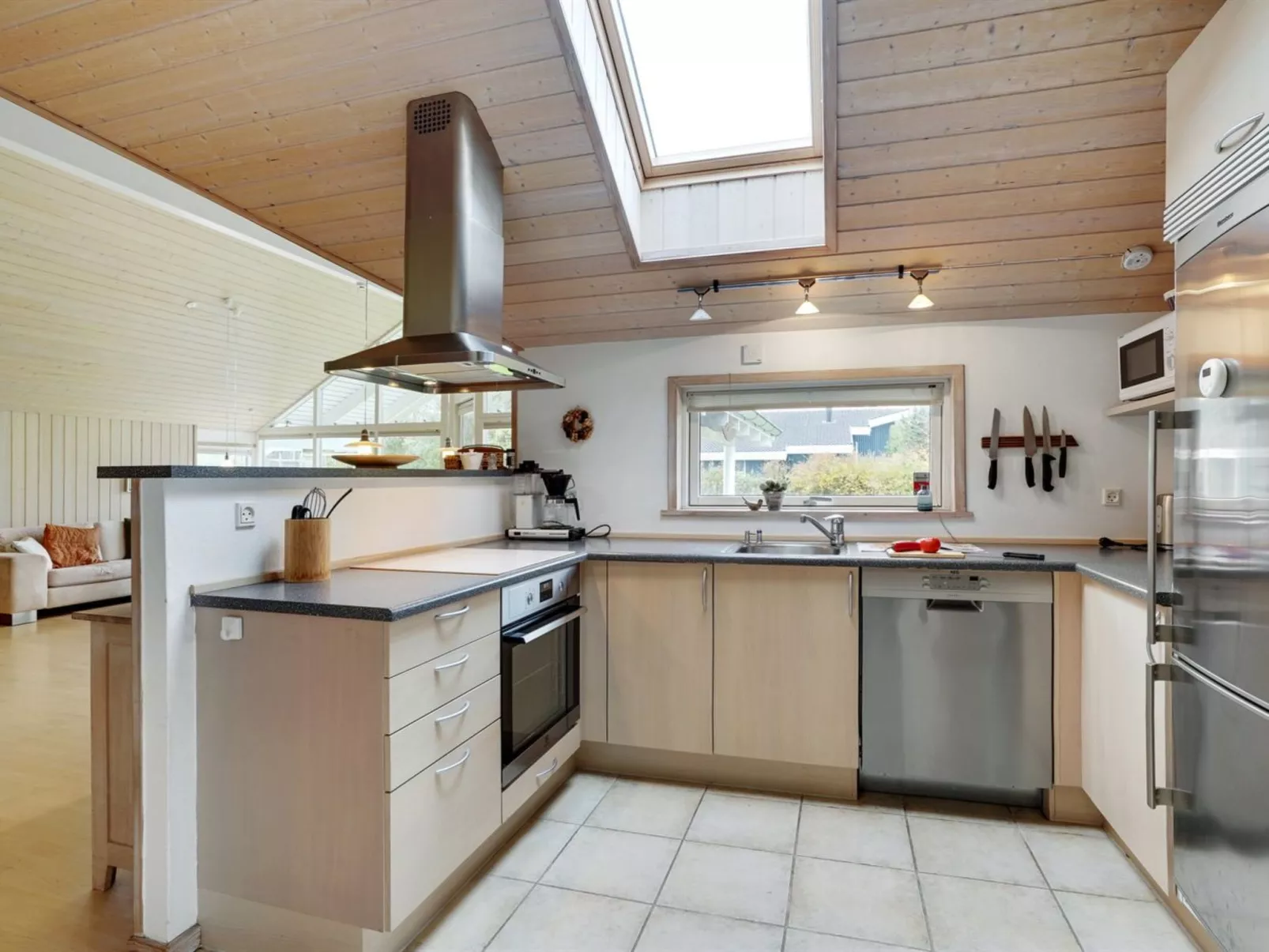 "Enid" - 700m from the sea-Inside
