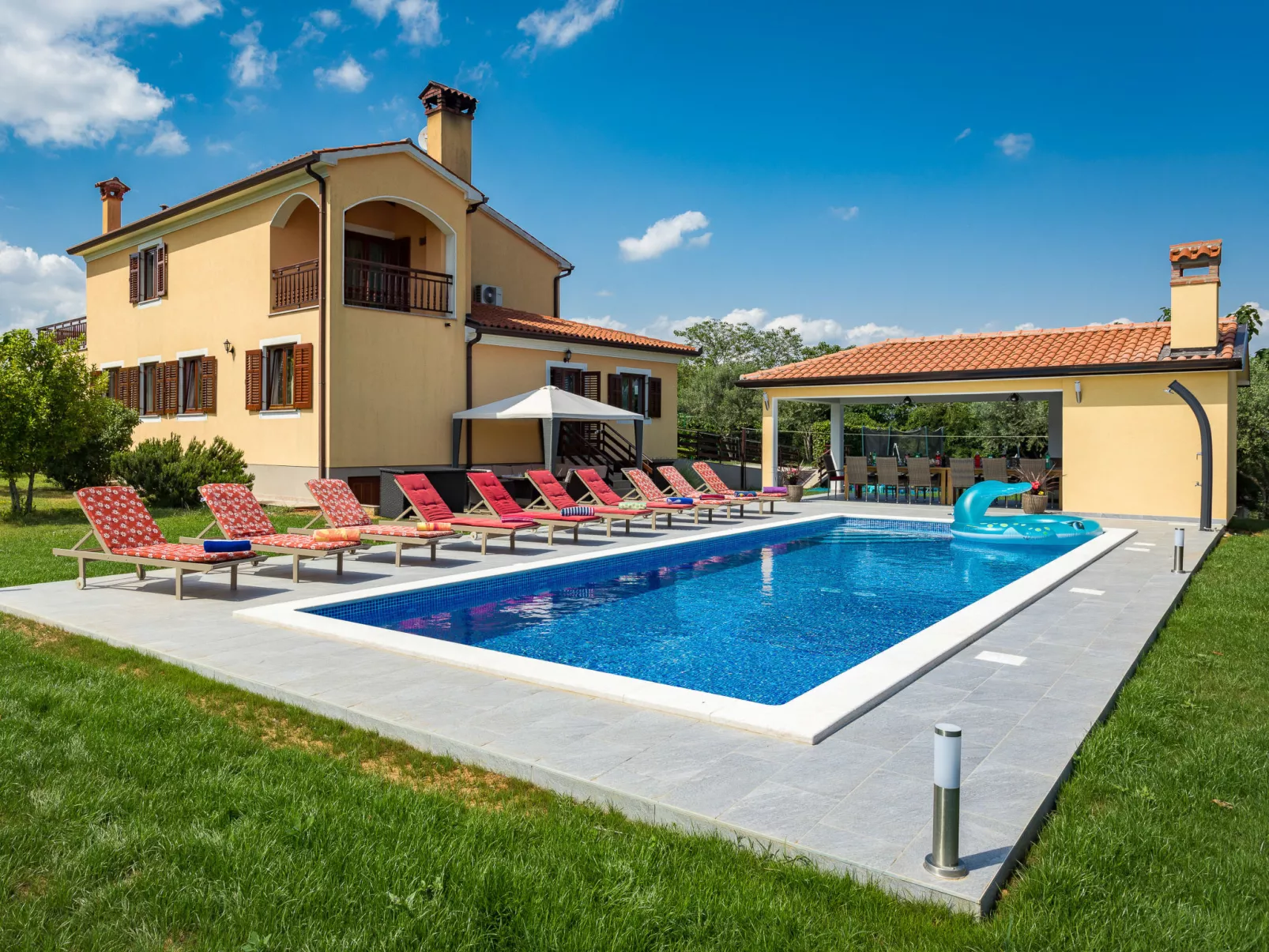 Villa Helena-Outside