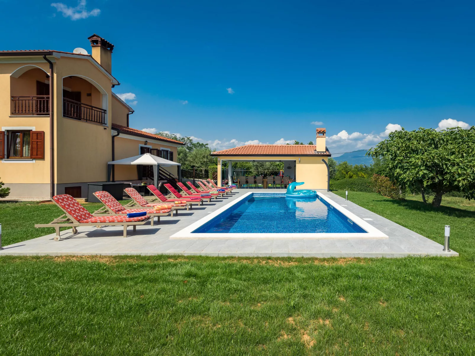 Villa Helena-Outside