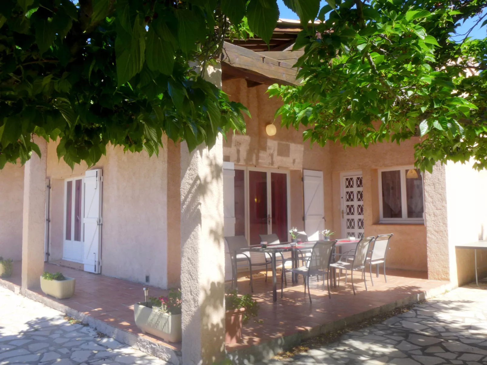Roumagnac-Outside
