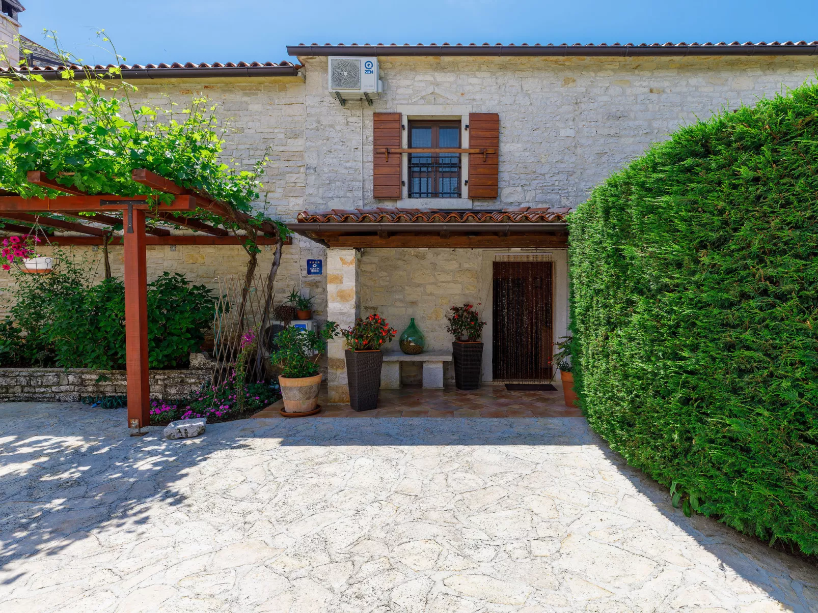 Villa Dina-Outside