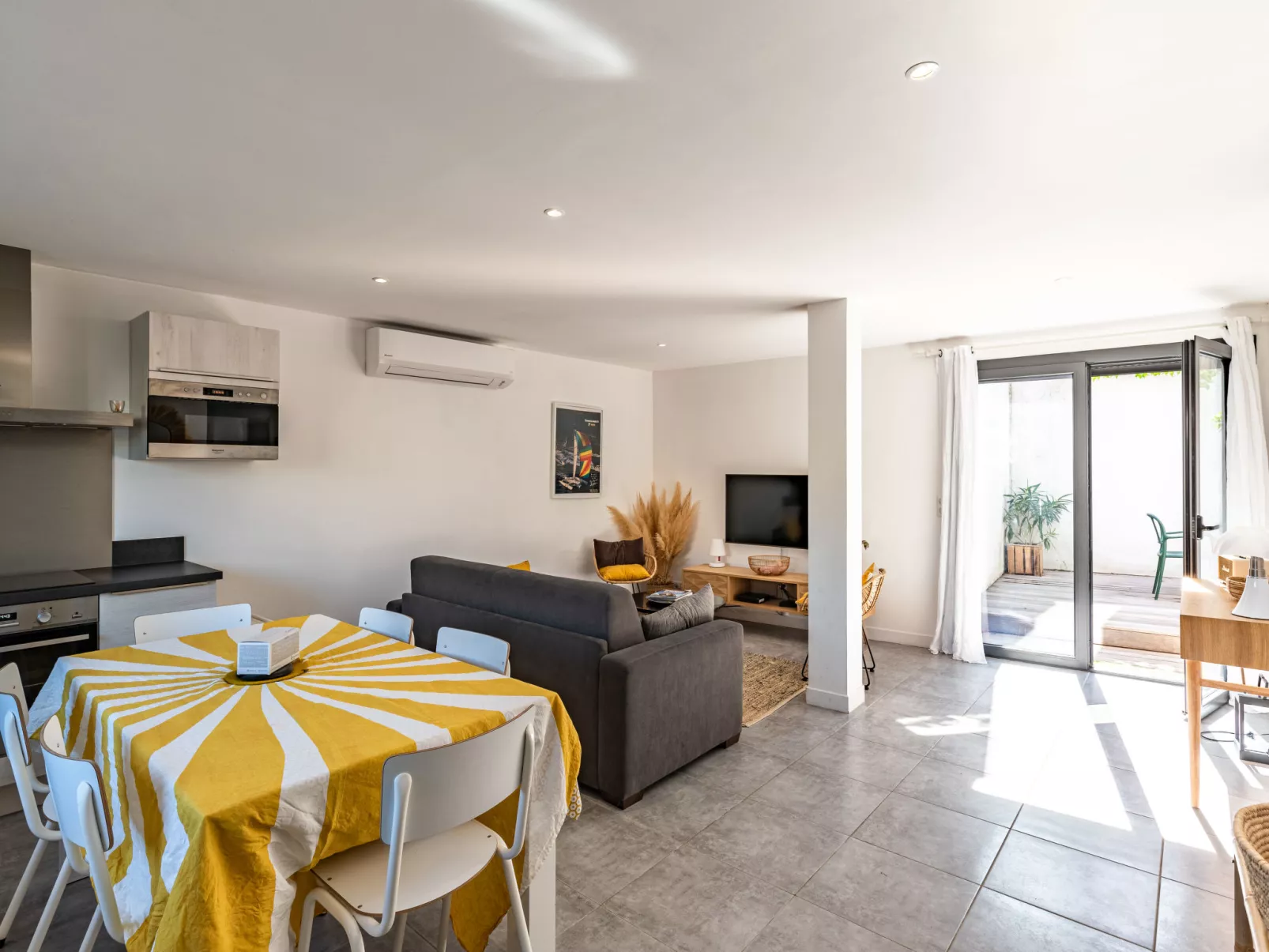St Cyprien Plage-Inside