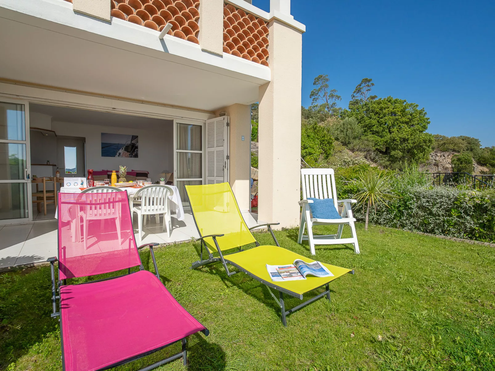 Les Bastides (O6 014)-Dehors