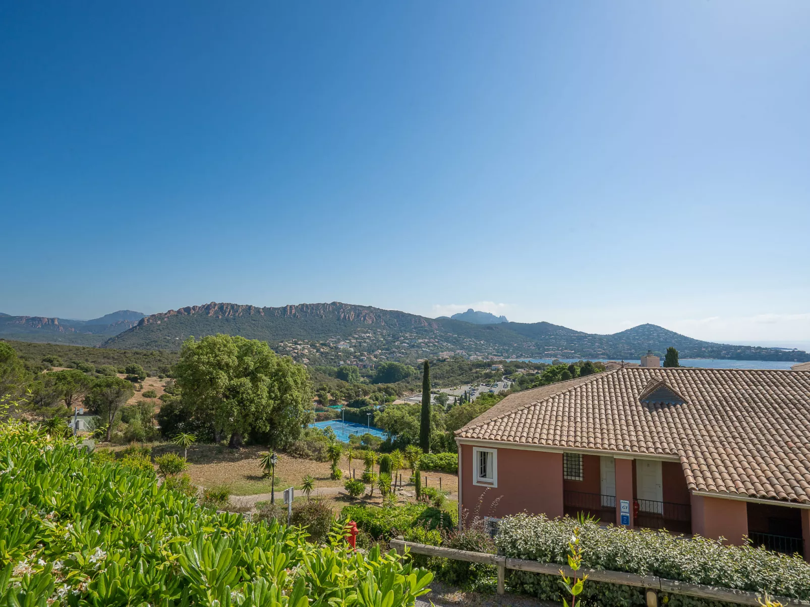 Les Bastides (O6 014)-Dehors