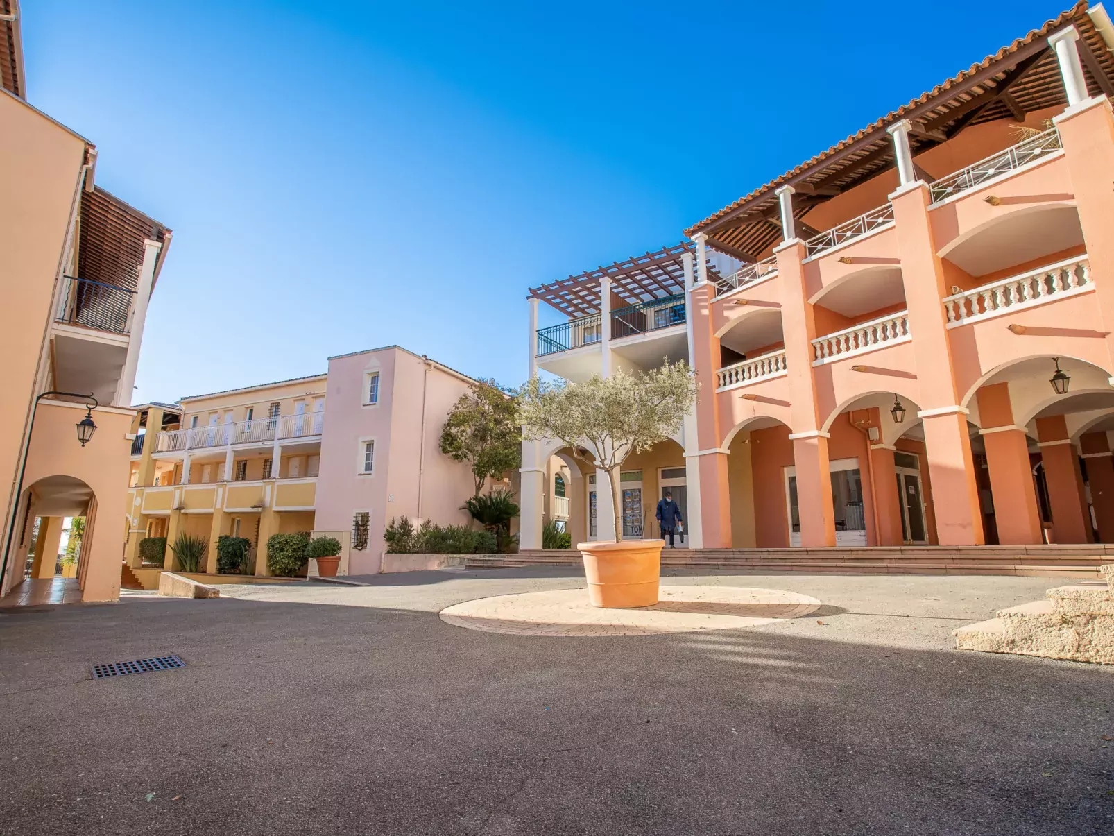 Les Bastides (I2 047)-Outside