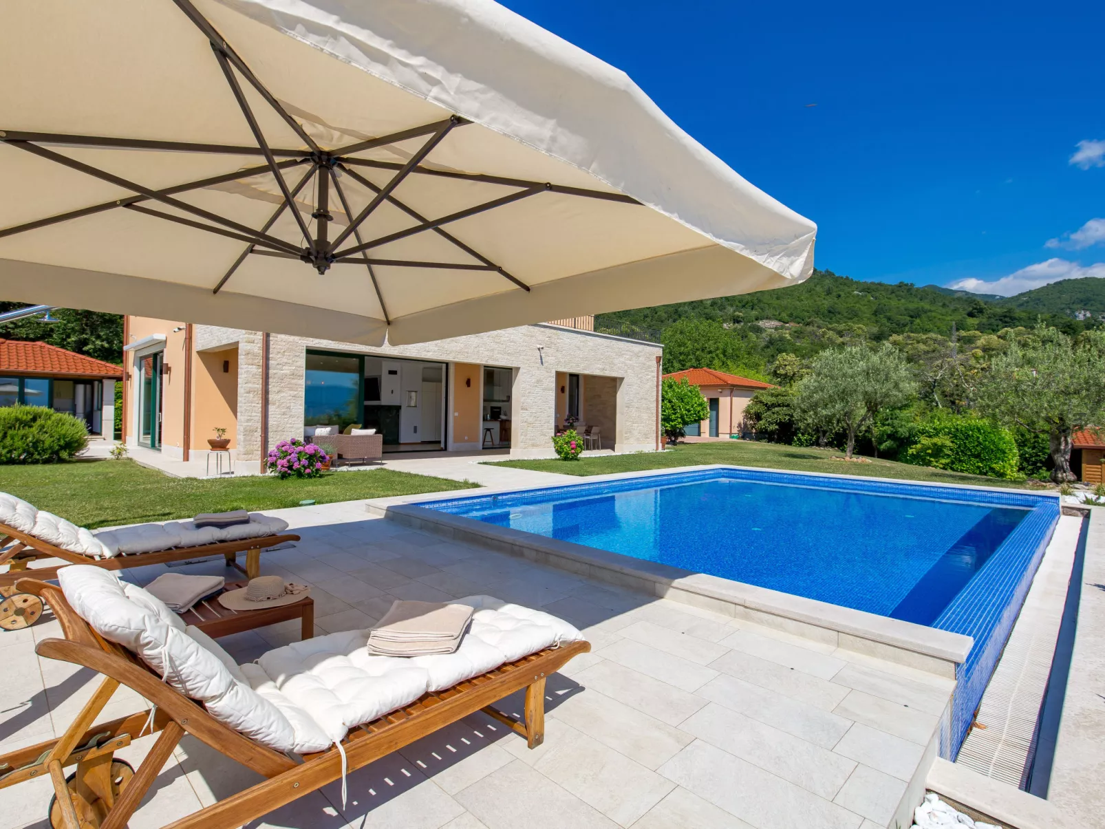 Villa Alpeza-Outside