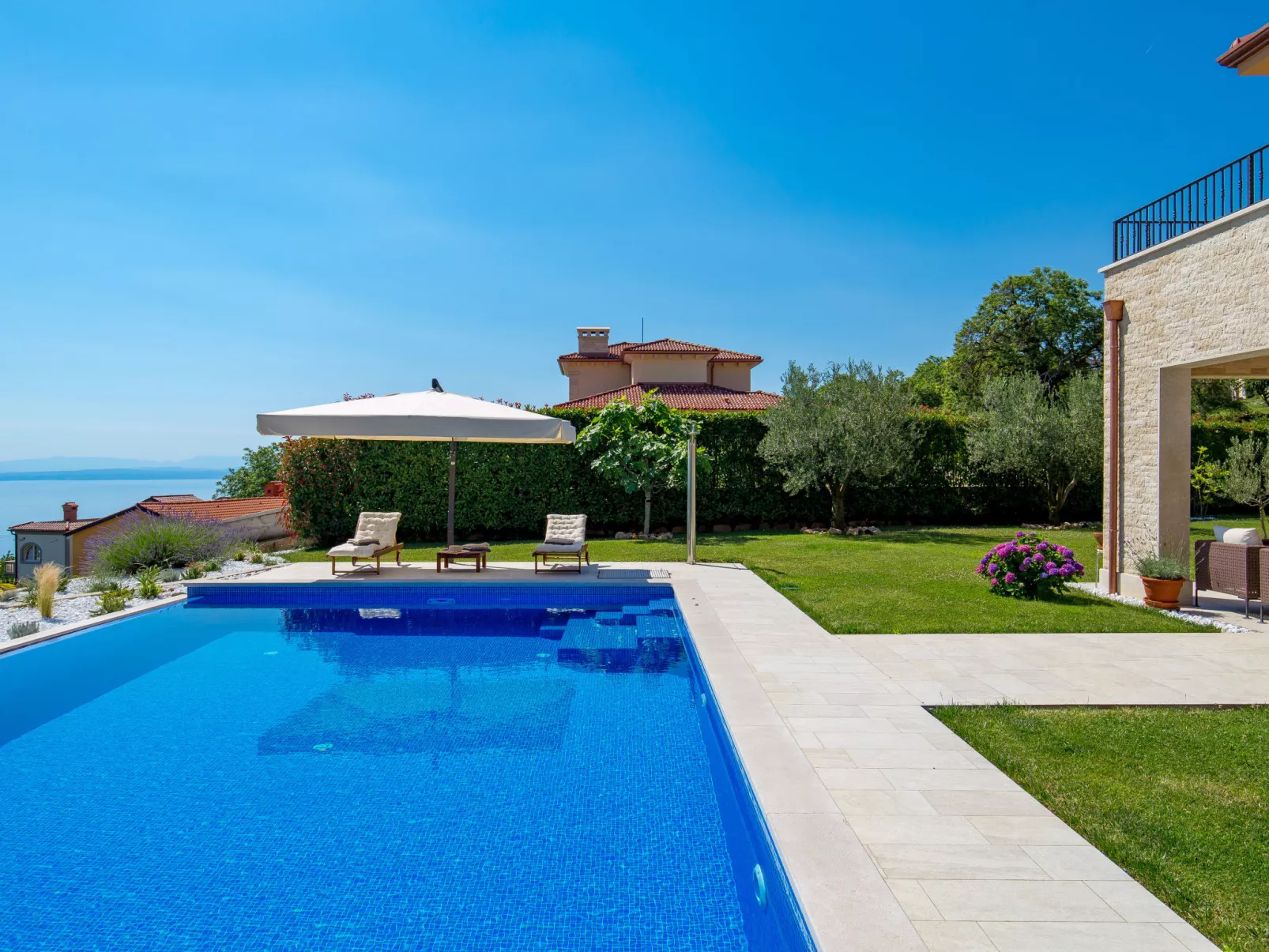 Villa Alpeza-Outside