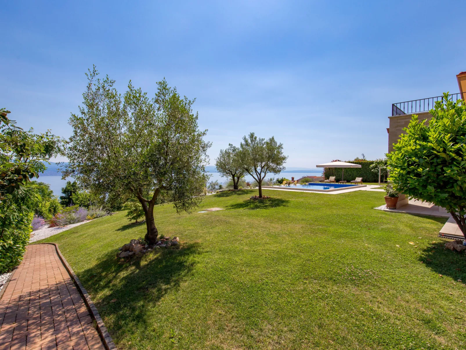 Villa Alpeza-Outside