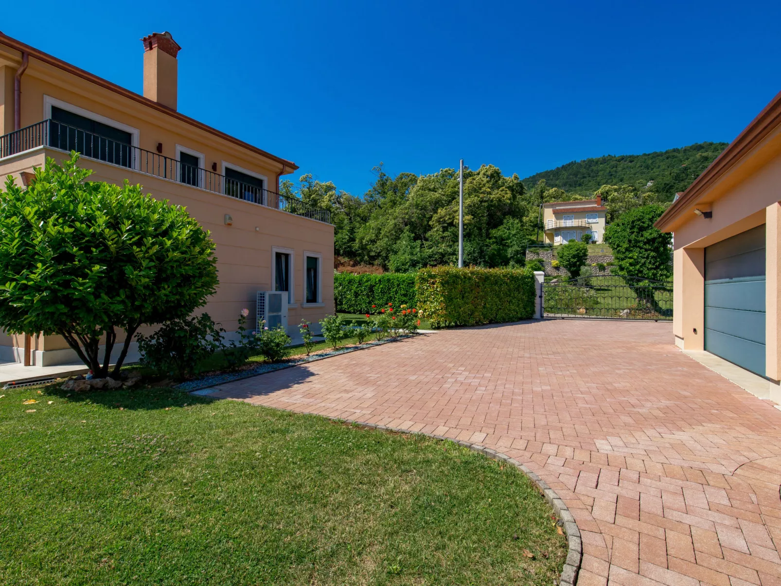 Villa Alpeza-Outside