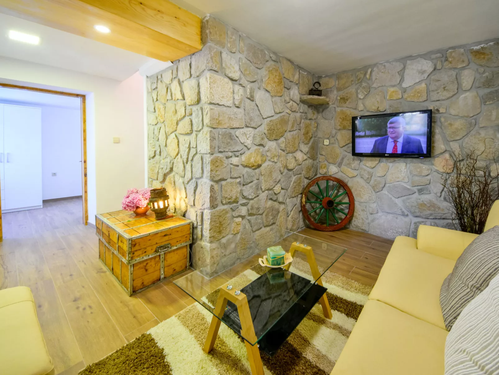 Dedina srića-Inside