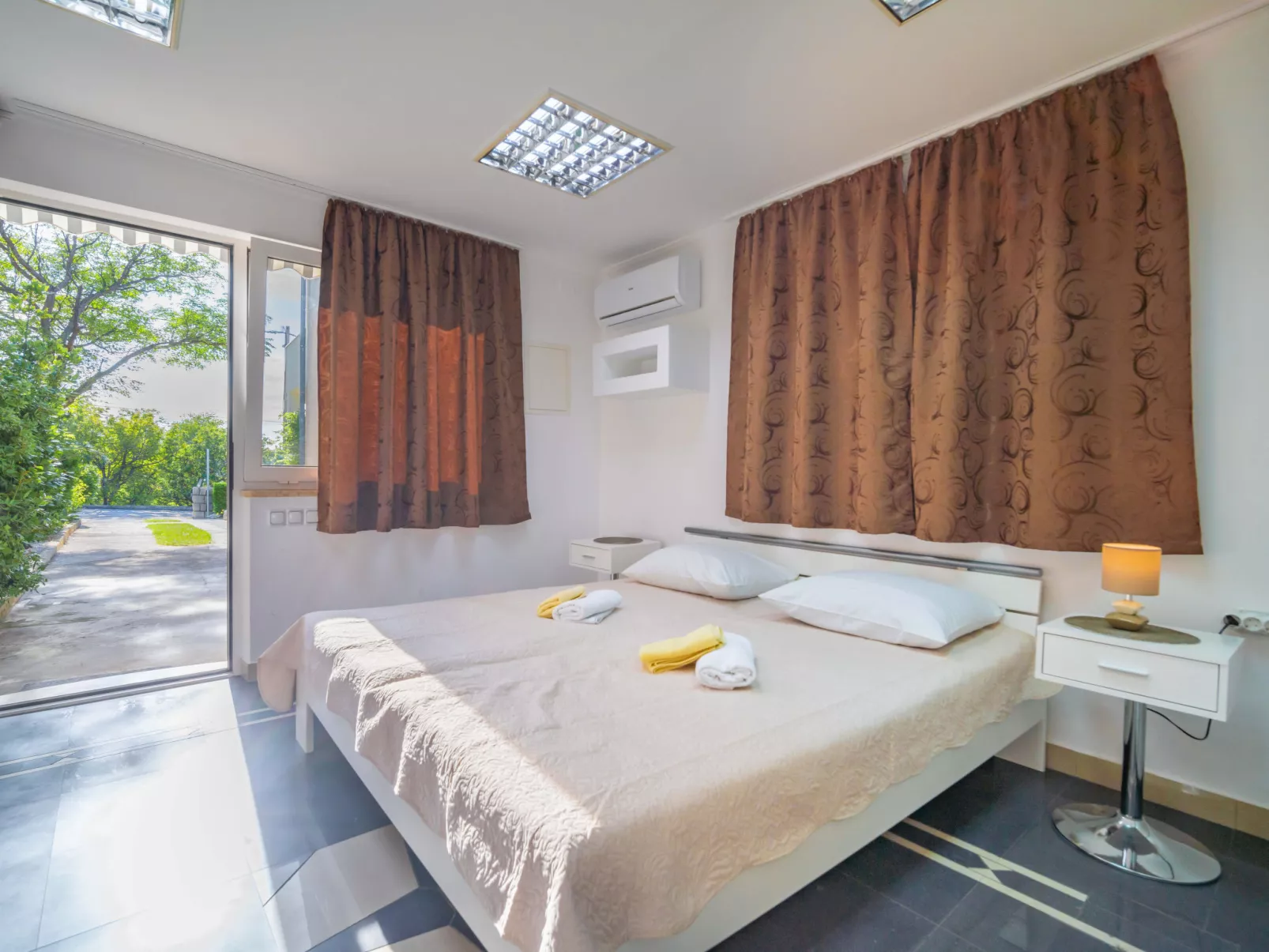 Šegulja-Inside