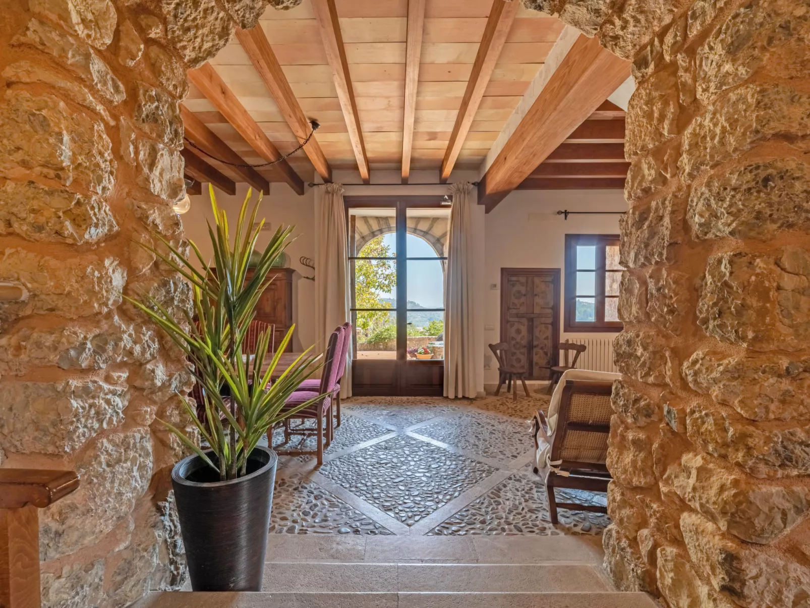 Santa Llucia-Inside