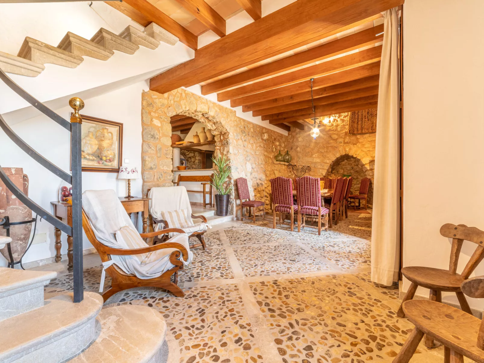 Santa Llucia-Inside