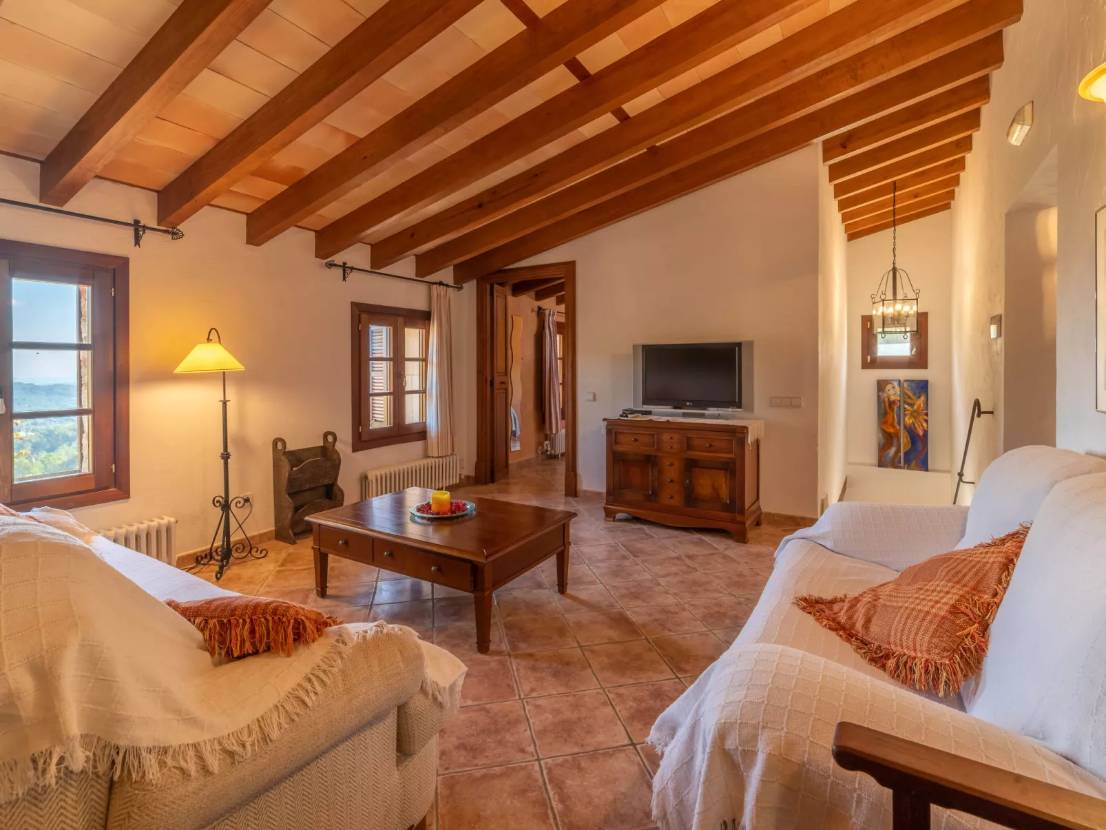 Santa Llucia-Inside