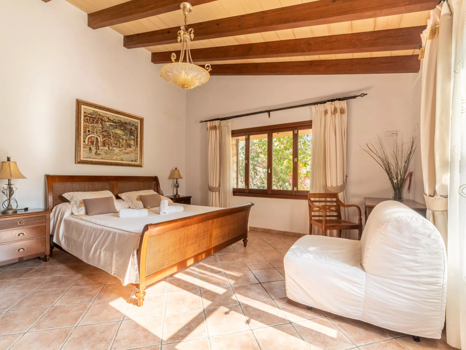 Santa Llucia-Inside