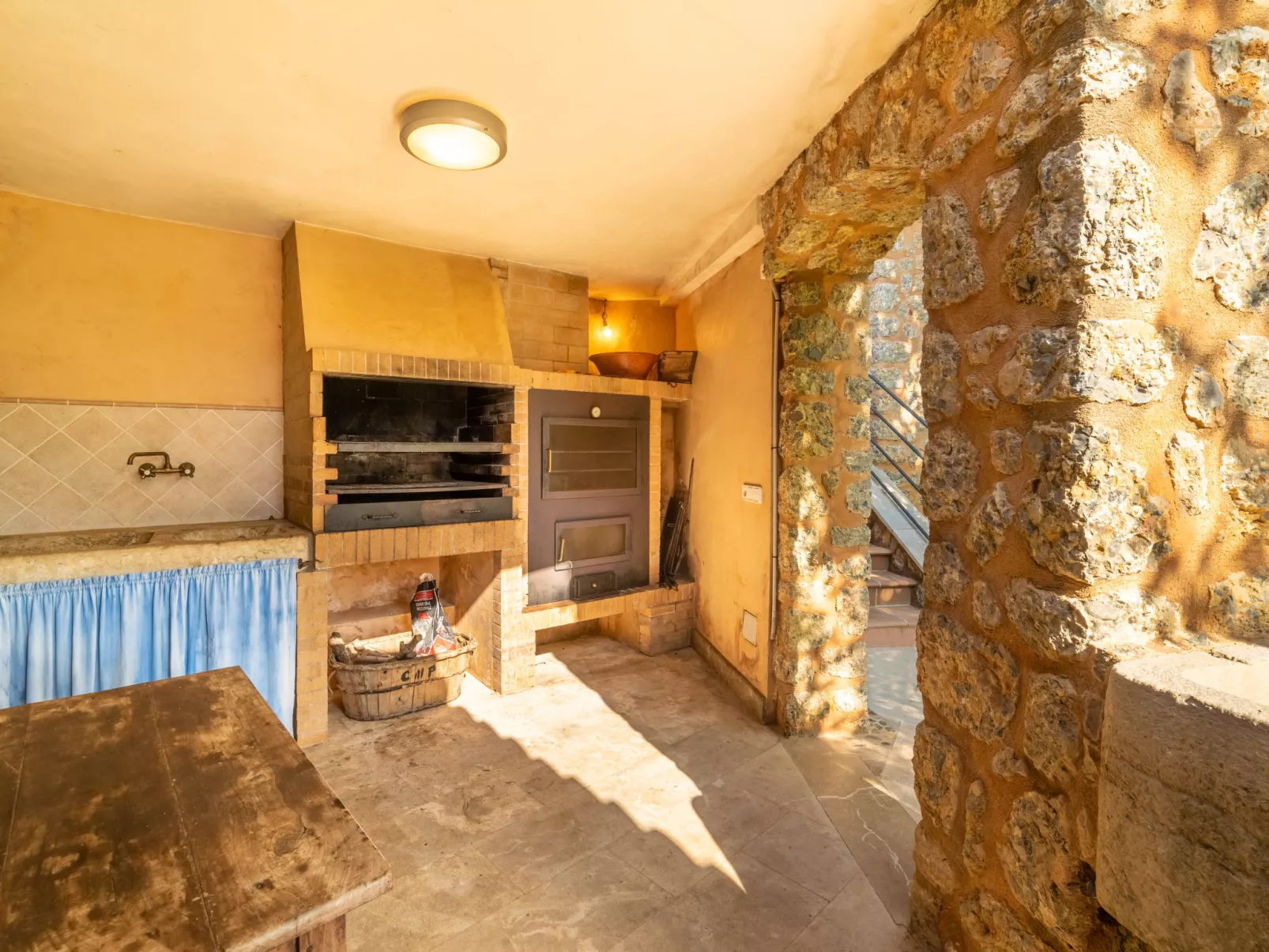 Santa Llucia-Inside
