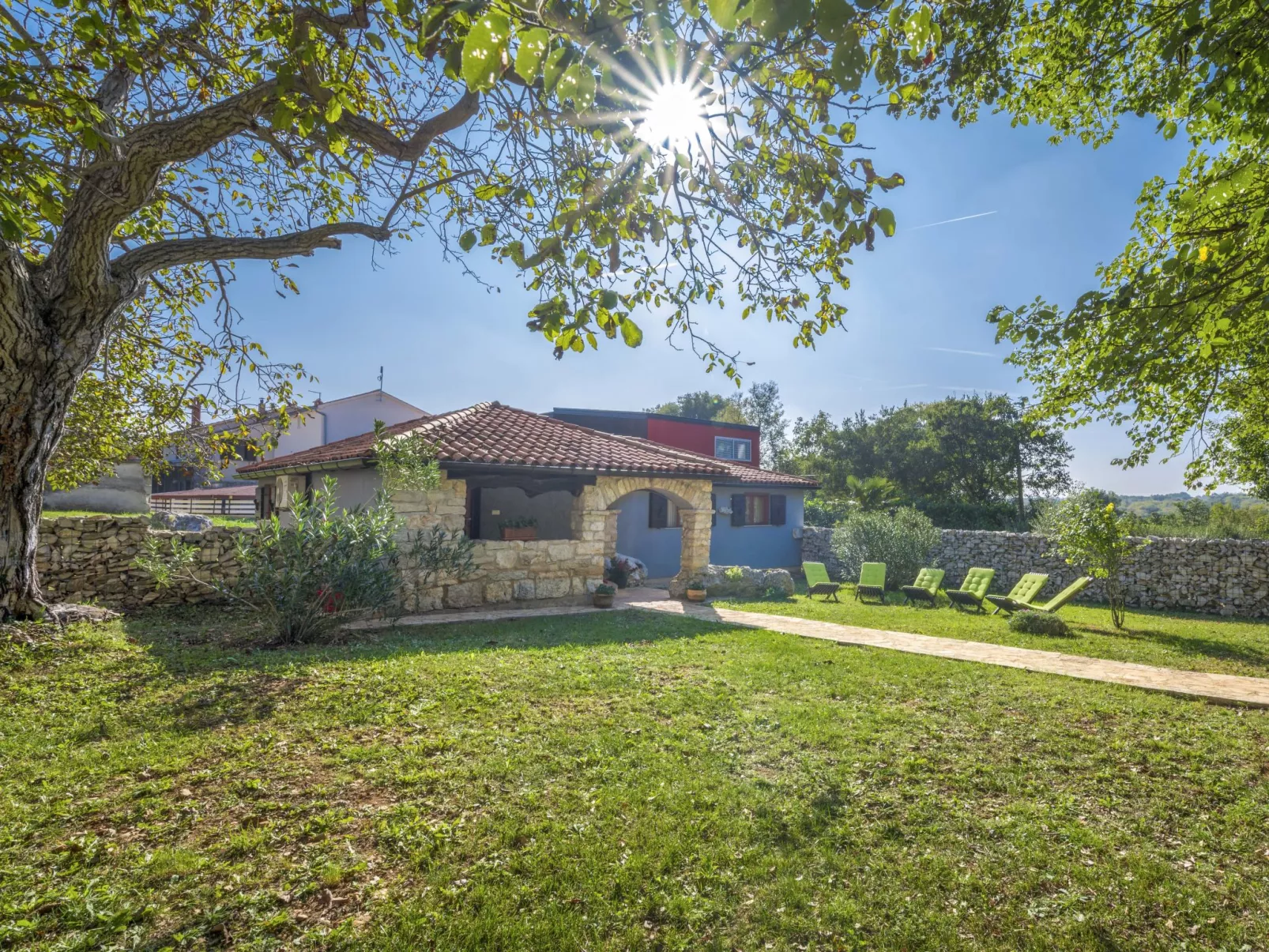 Cetina-Outside