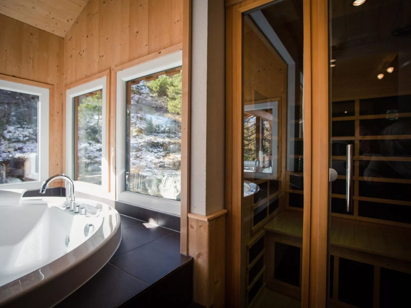 #1 mit IR-Sauna&Sprudelbad innen-Inside