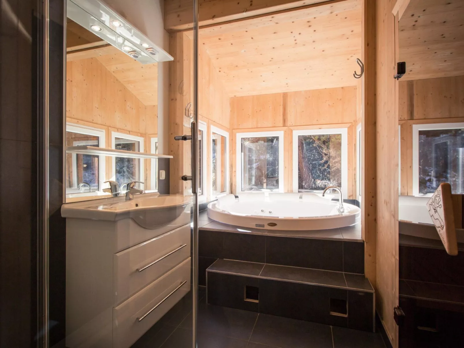 #1 mit IR-Sauna&Sprudelbad innen-Inside
