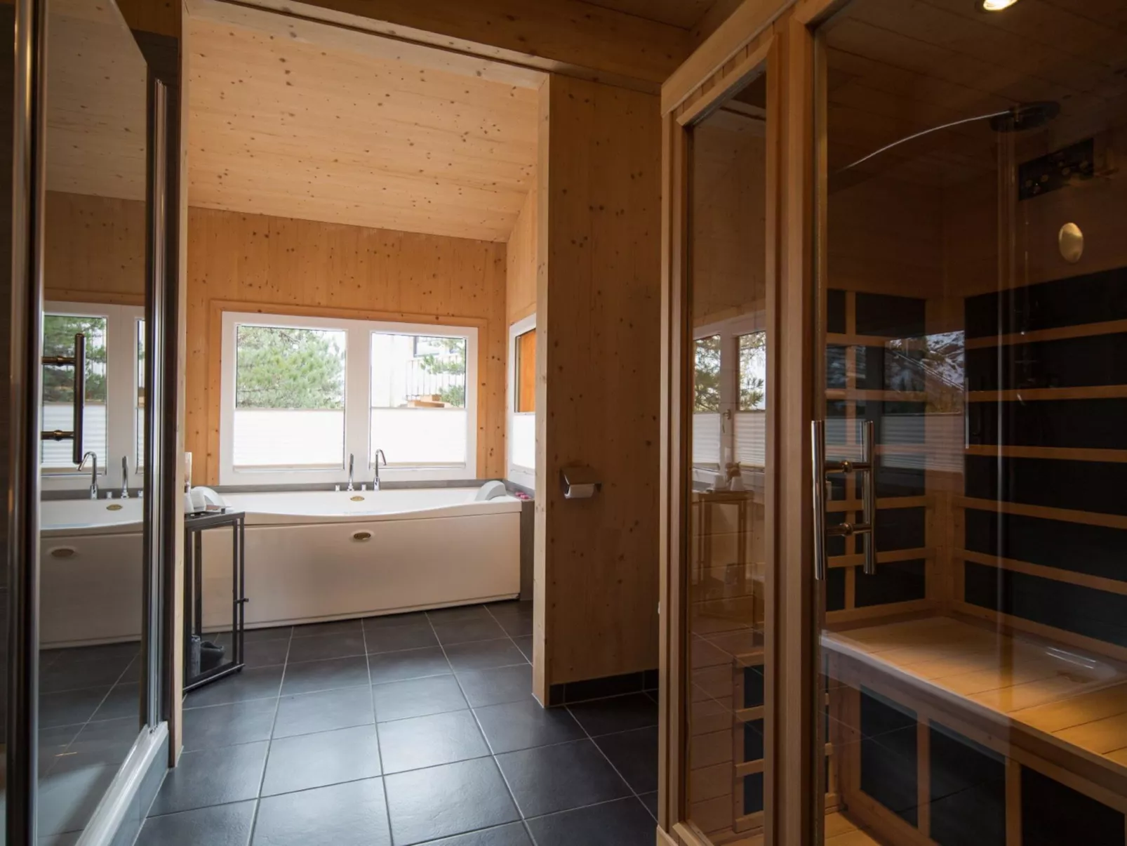 #1 mit IR-Sauna&Sprudelbad innen-Inside