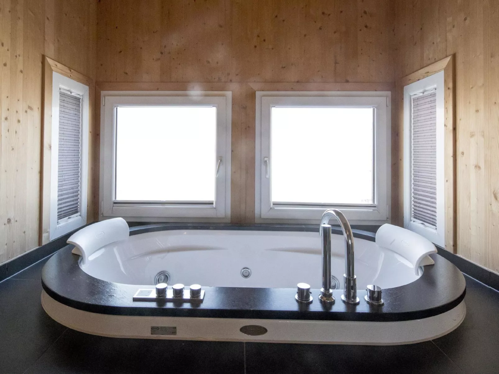 #2 mit IR-Sauna & Sprudelwanne innen-Inside