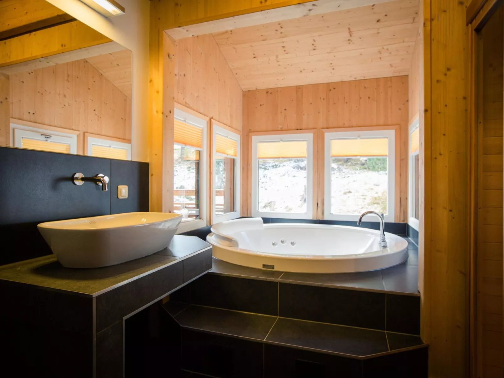 #2 mit IR-Sauna & Sprudelwanne innen-Inside