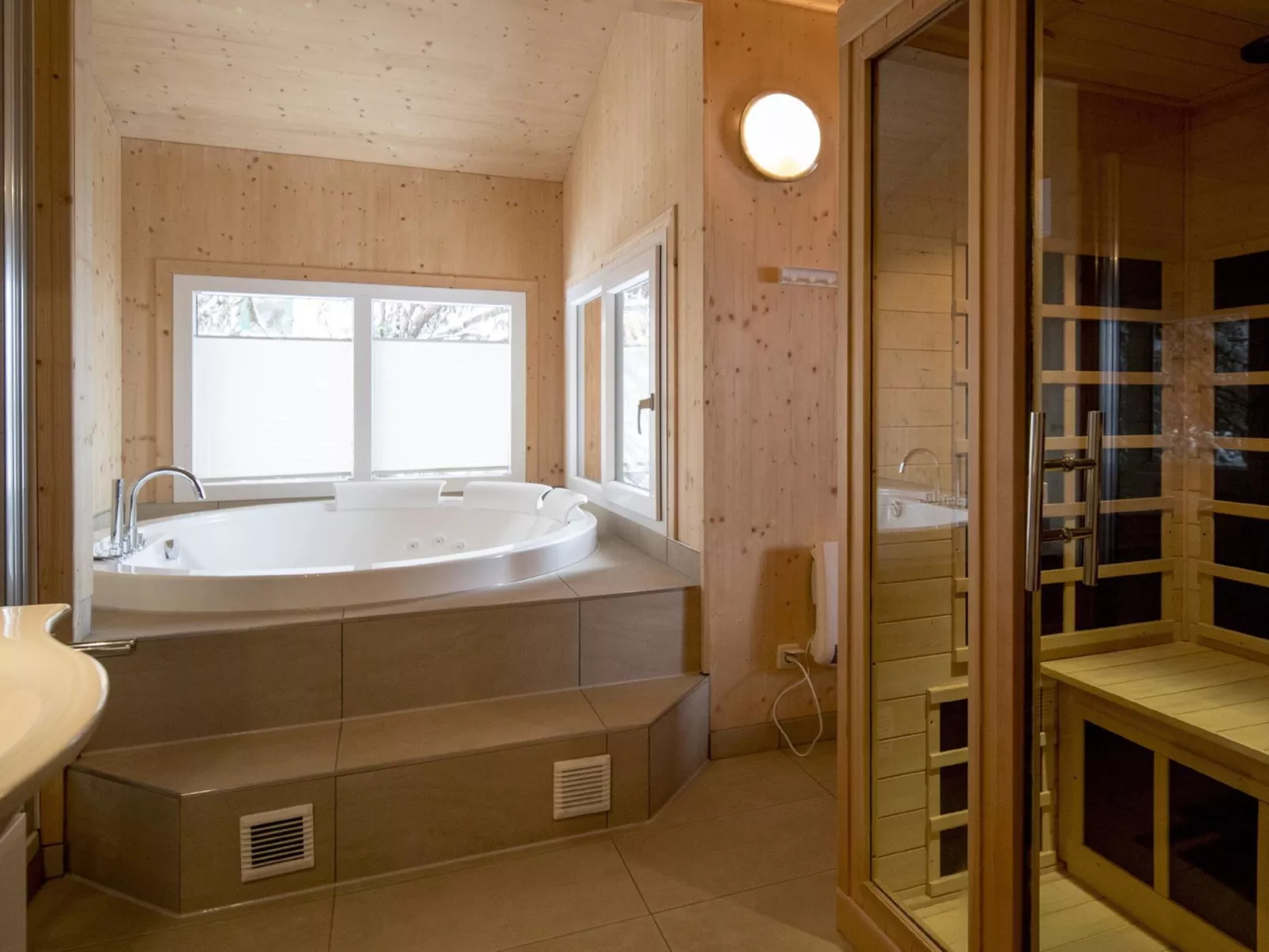 # 6 mit IR-Sauna und Sprudelwanne Innen-Inside
