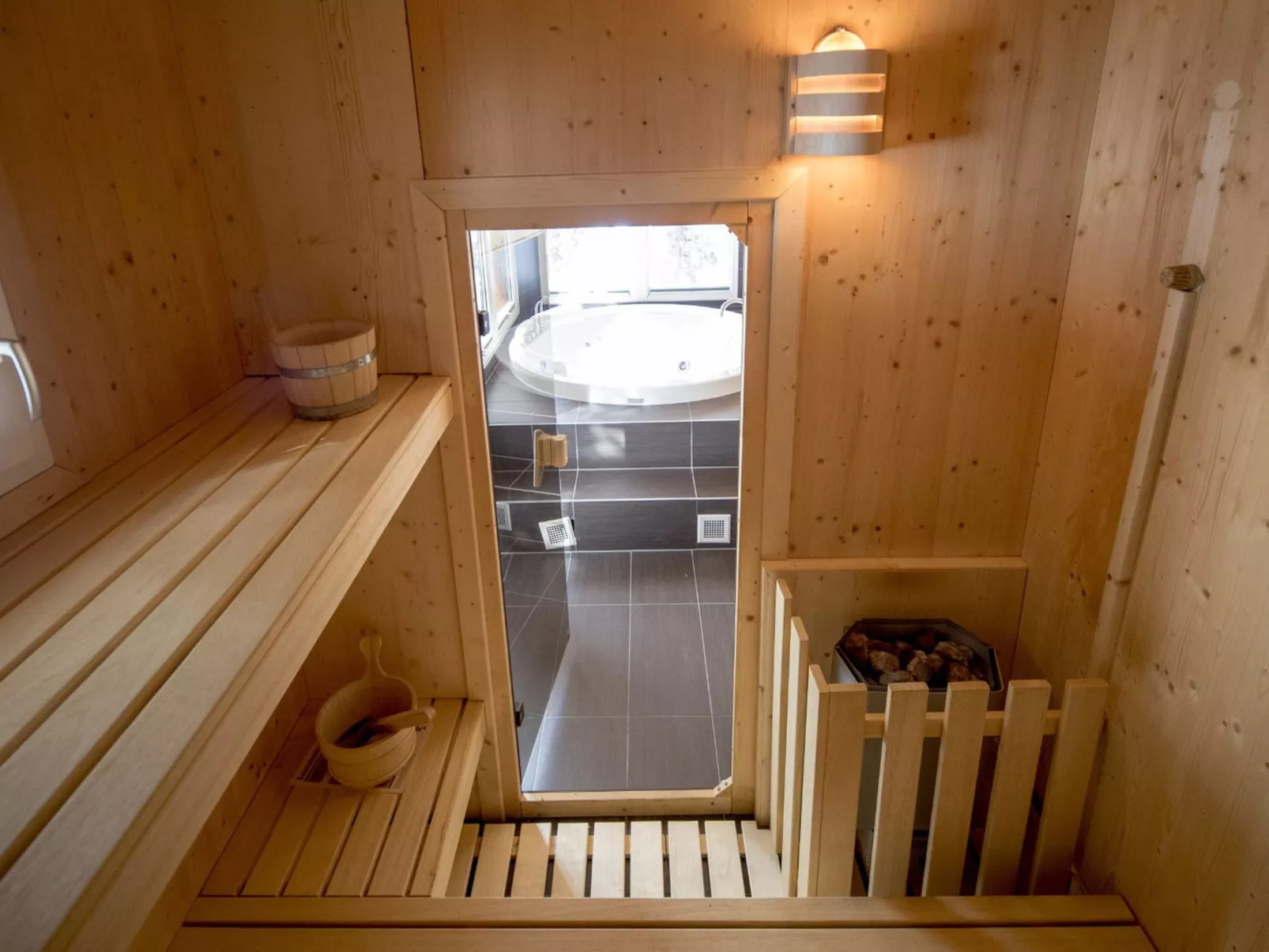 # 6 mit IR-Sauna und Sprudelwanne Innen-Inside
