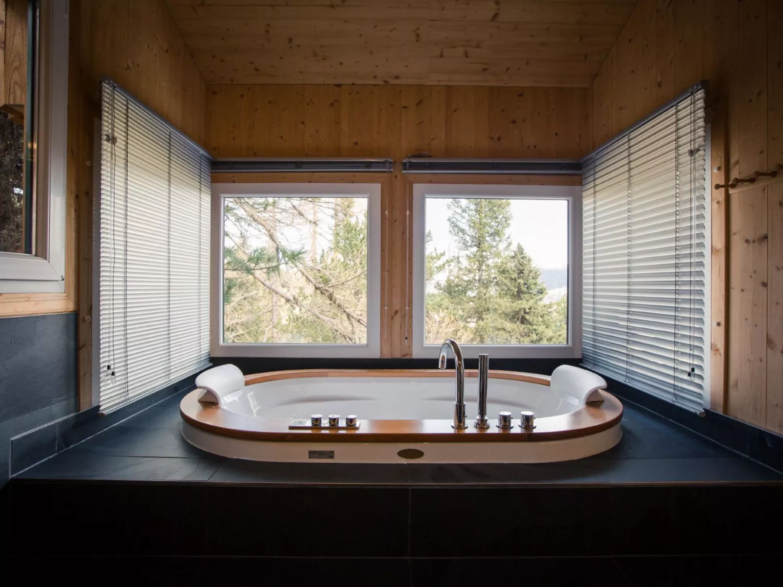 # 8 mit IR-Sauna&Sprudelwanne-Inside