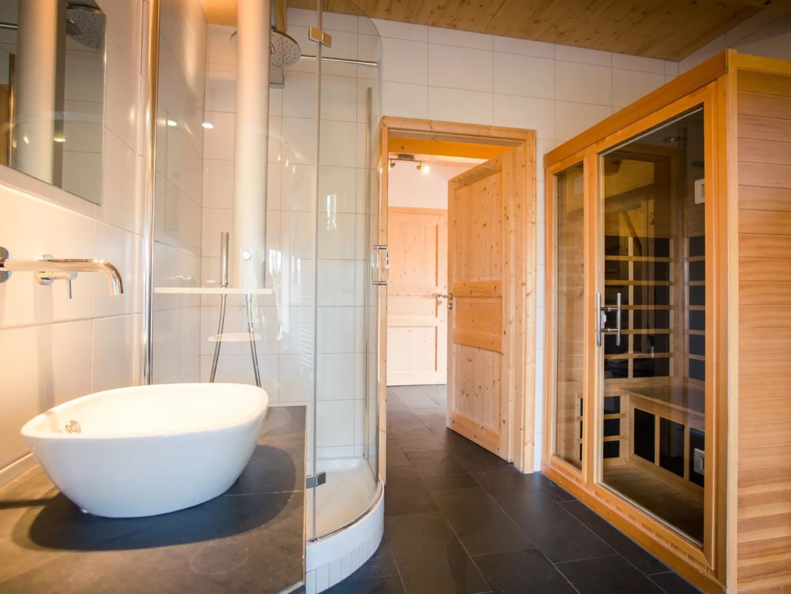 # 8 mit IR-Sauna&Sprudelwanne-Inside