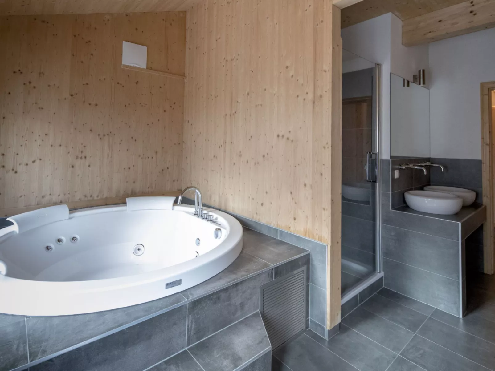 #37 mit IR-Sauna und Sprudelbad Innen-Inside