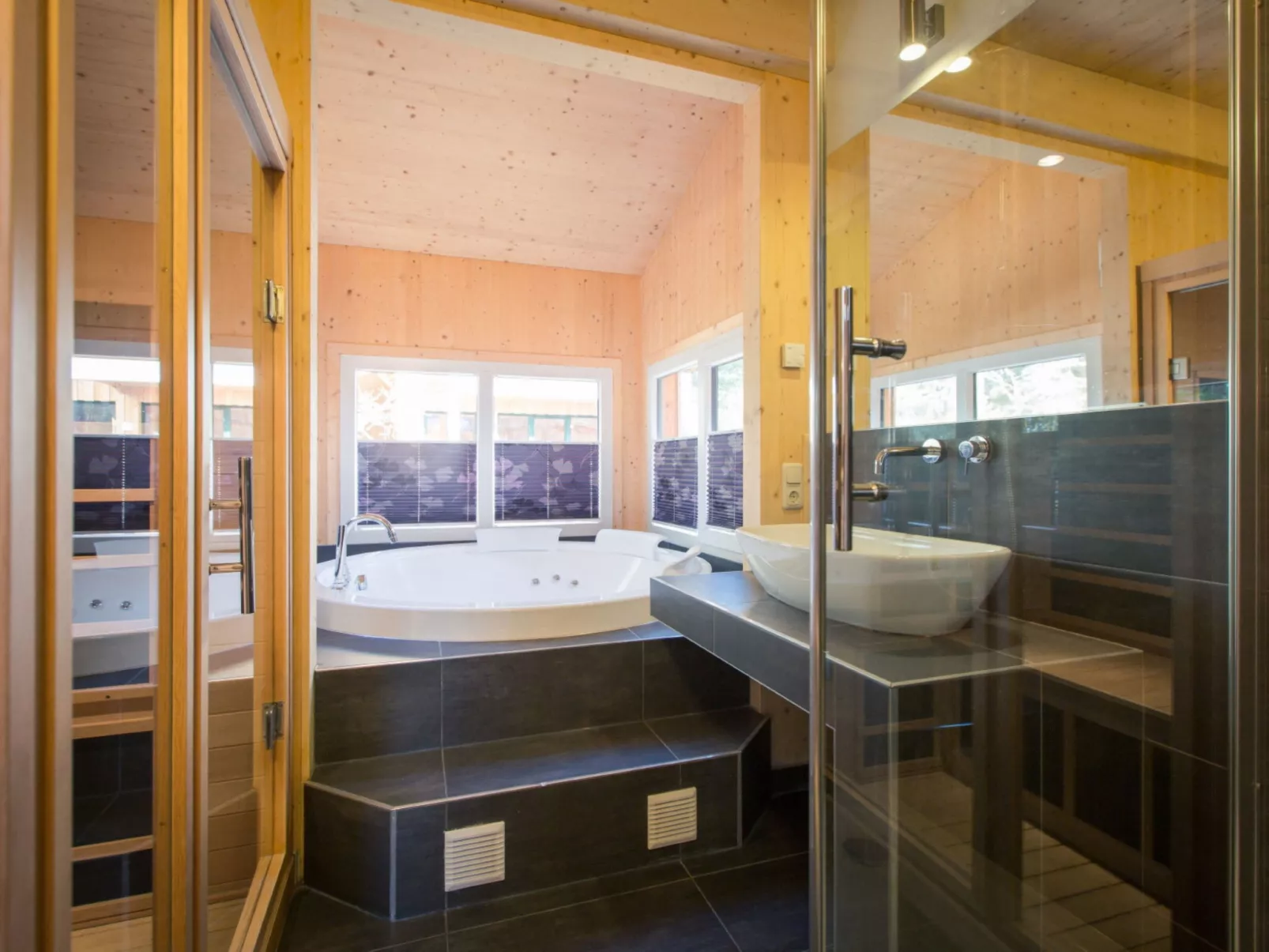 #37 mit IR-Sauna und Sprudelbad Innen-Inside