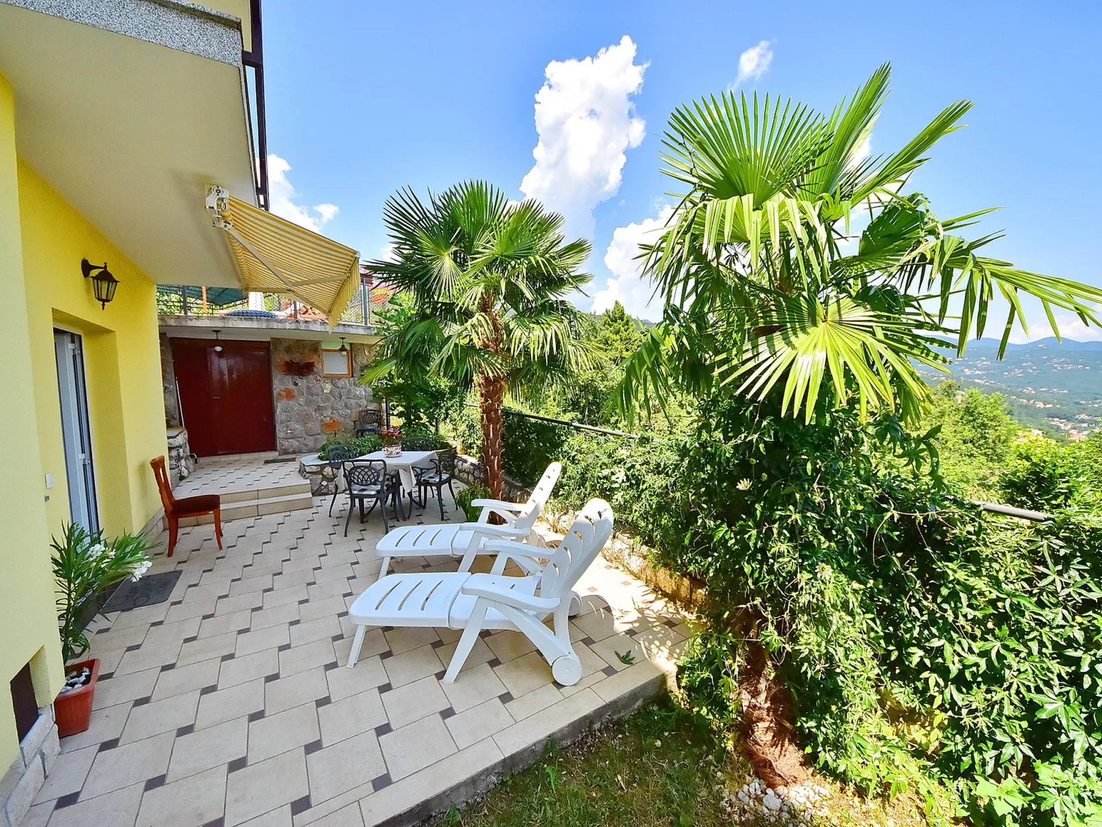 Laurus-Outside