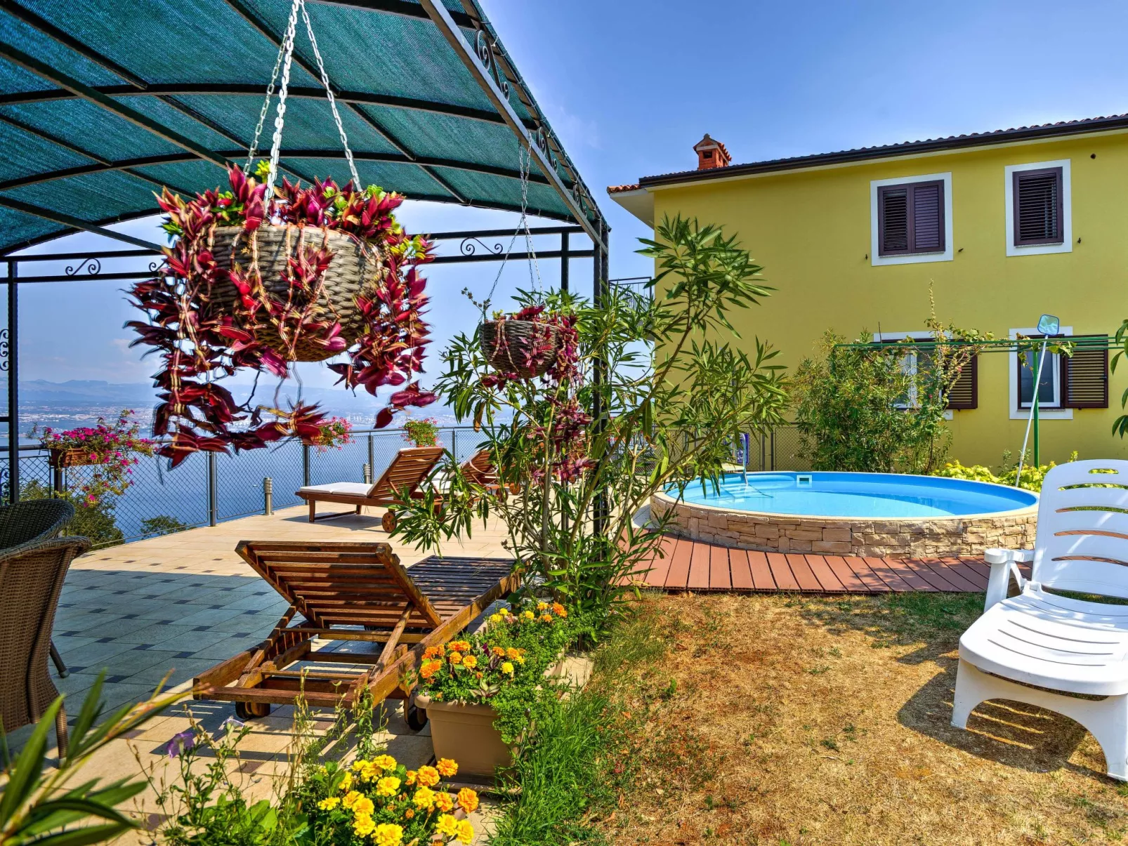 Laurus-Outside