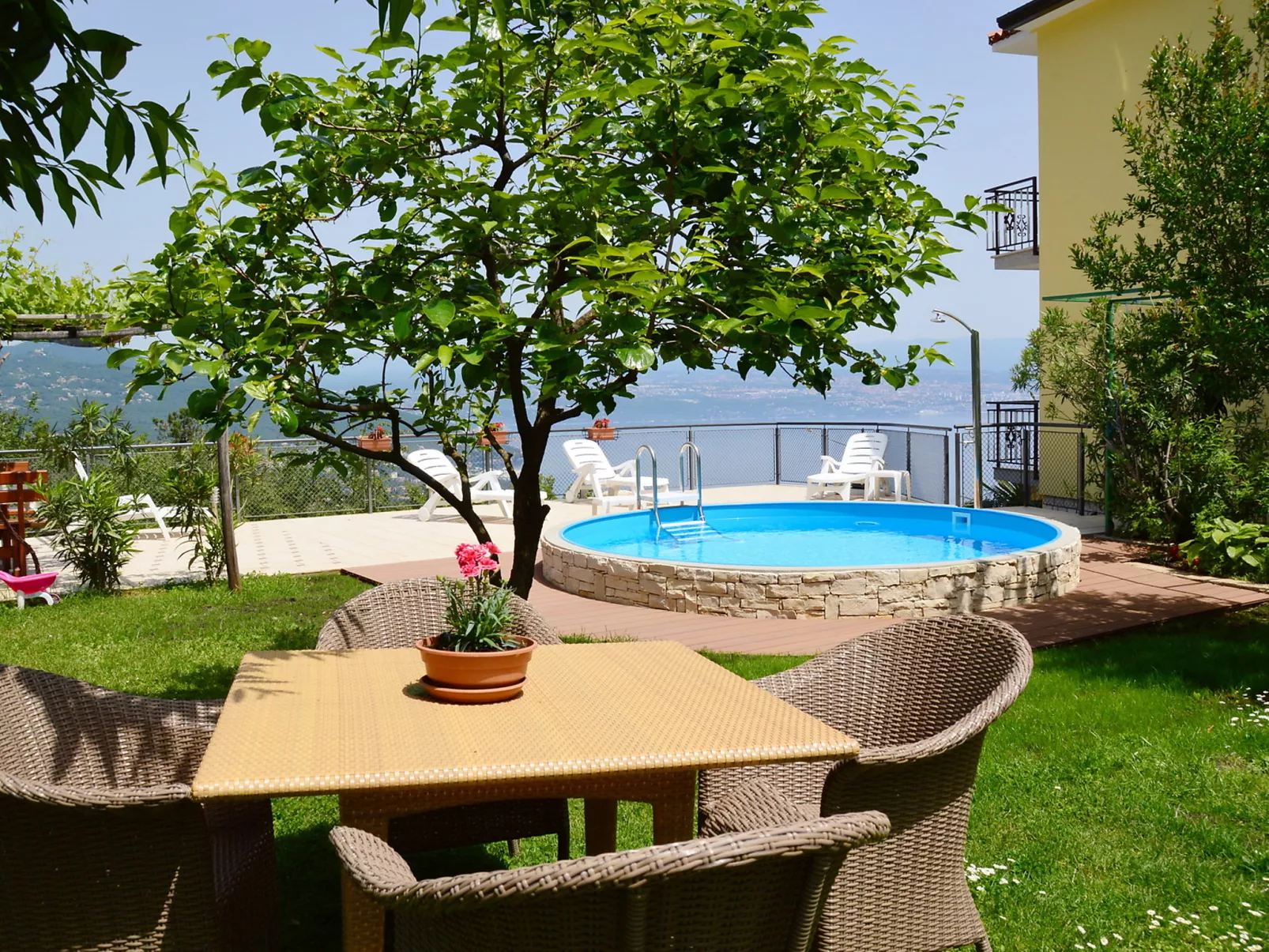 Laurus-Outside